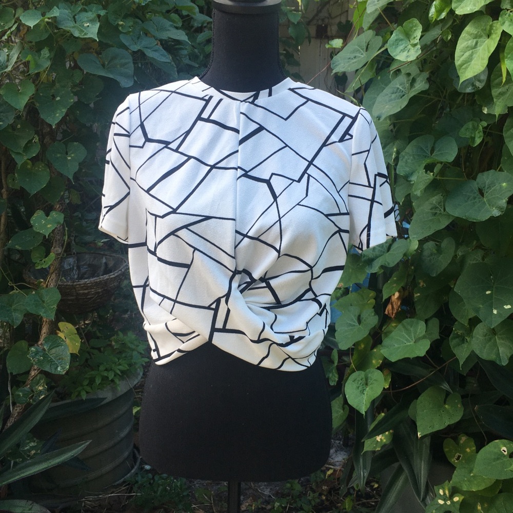 White & black SHEIN top, size L 🦩